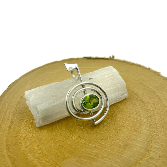 Colgante Choku Rei de plata + Olivino