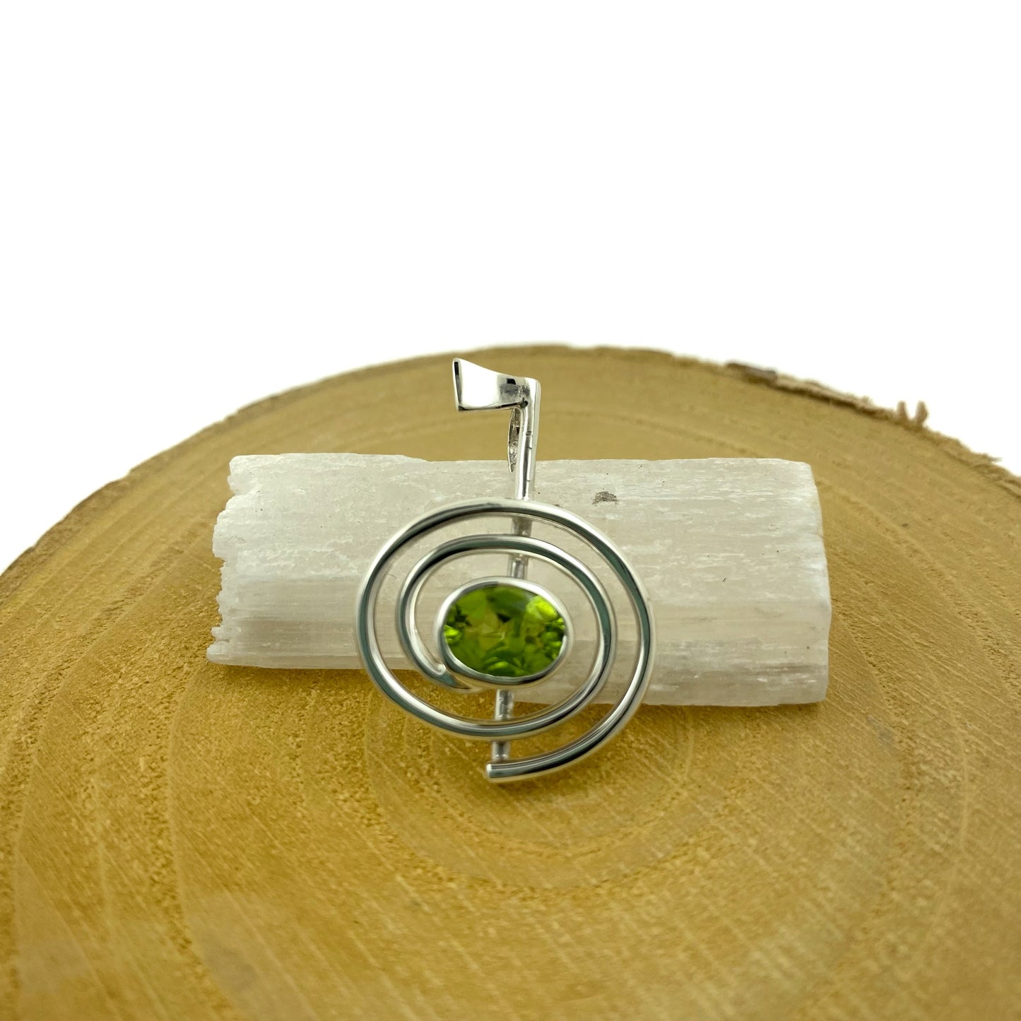 Colgante Choku Rei de plata + Olivino