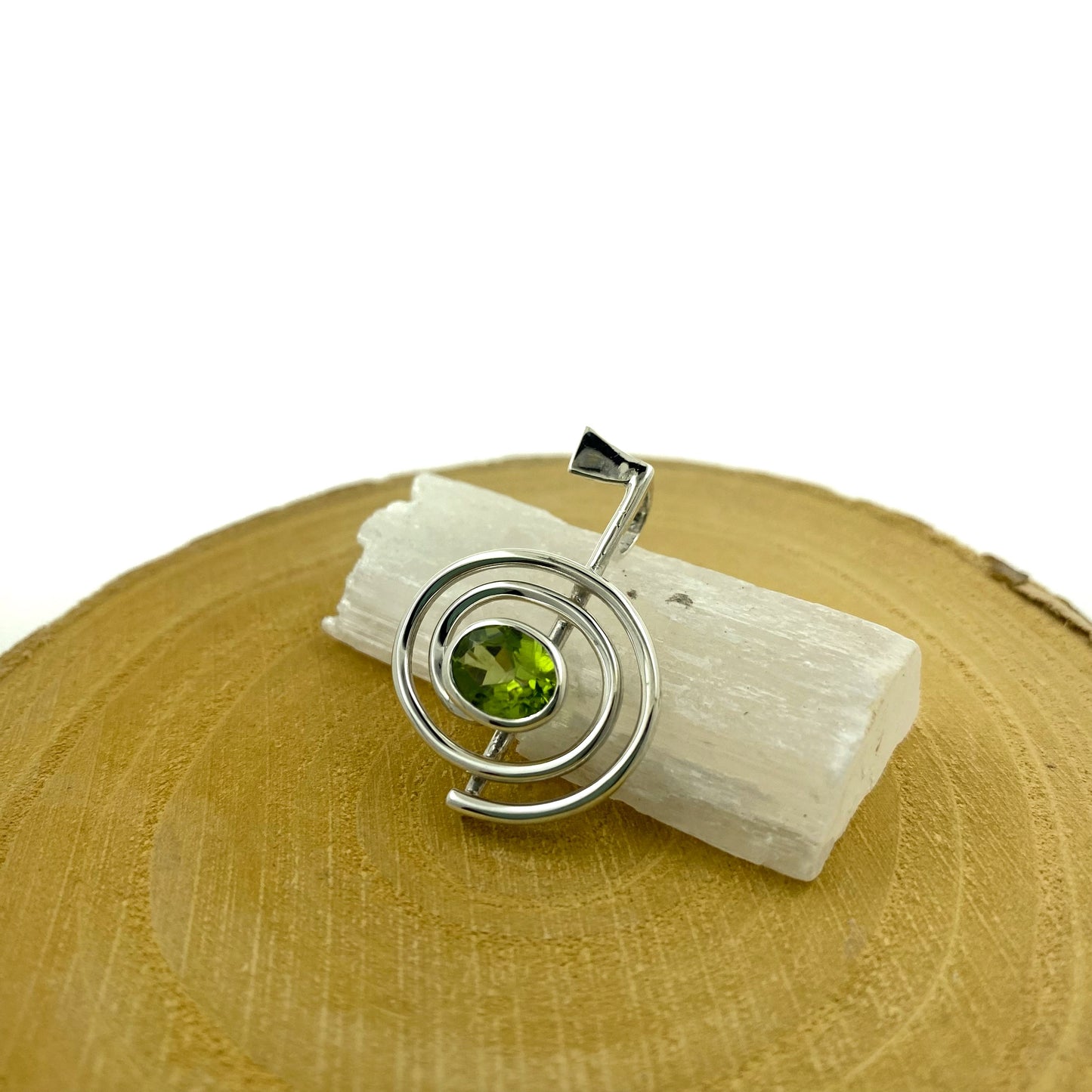 Colgante Choku Rei de plata + Olivino
