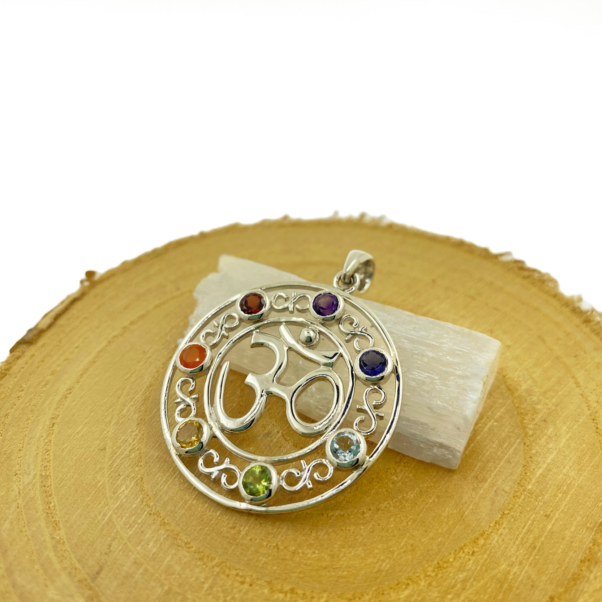 Colgante OM con 7 Chakras