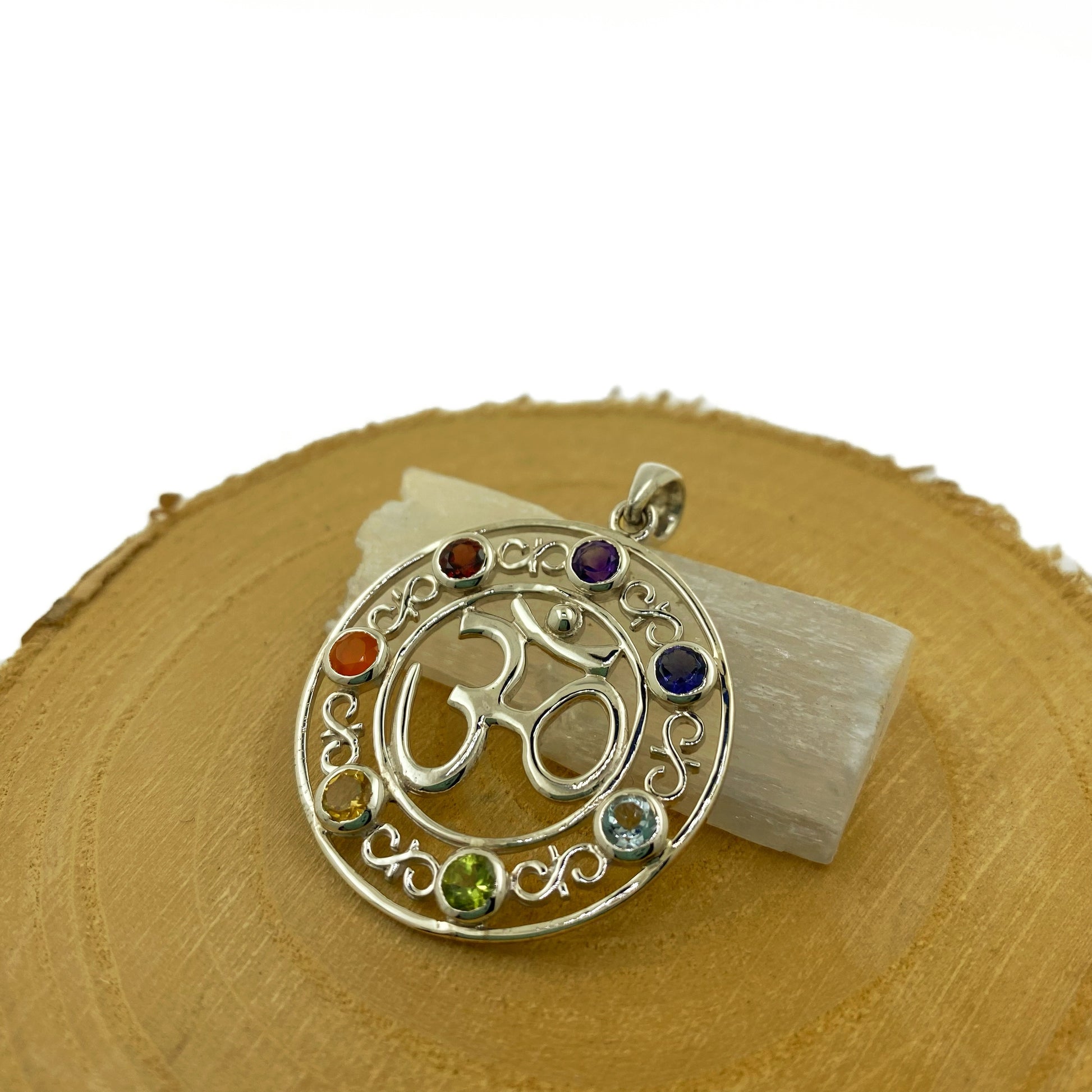 Colgante OM con 7 Chakras