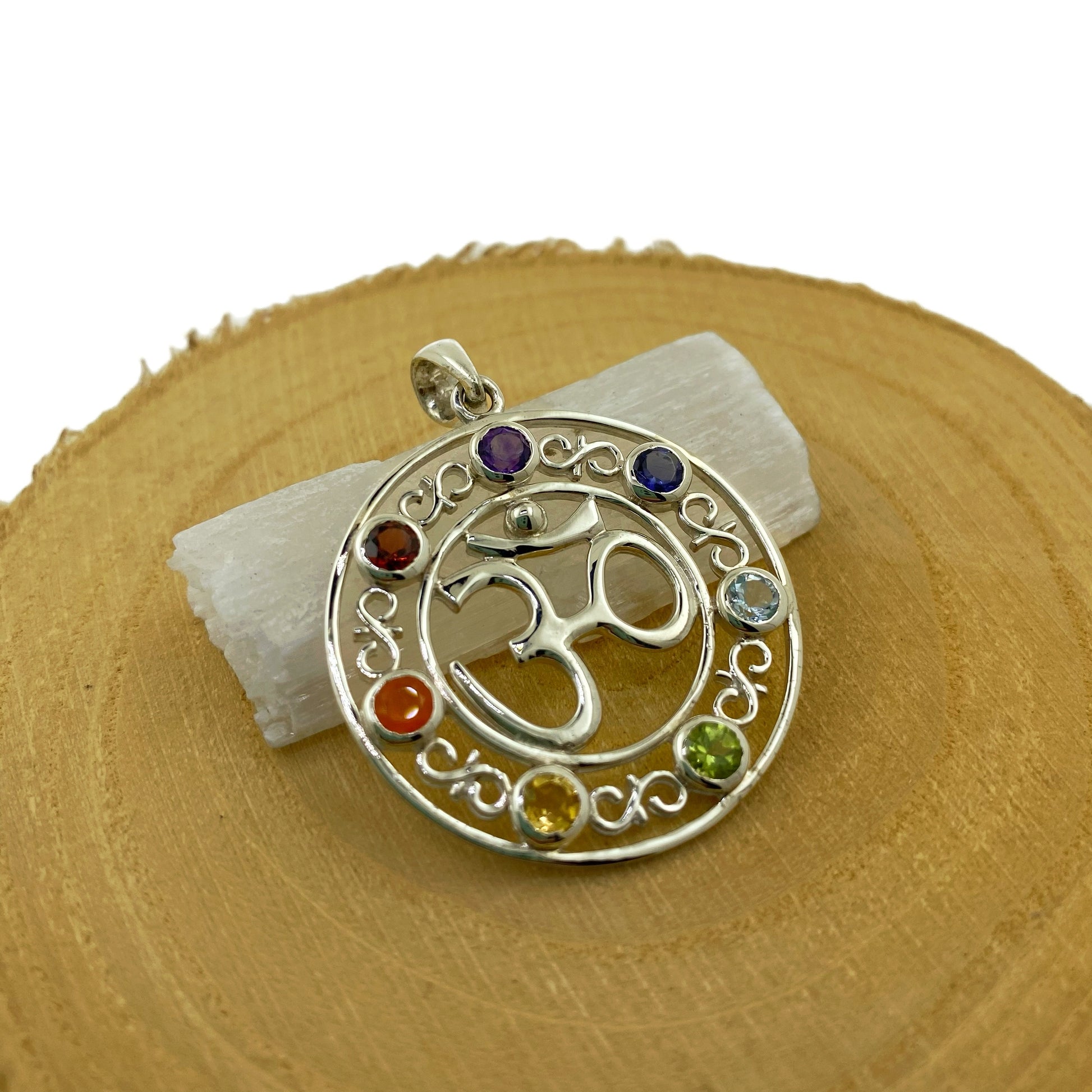 Colgante OM con 7 Chakras