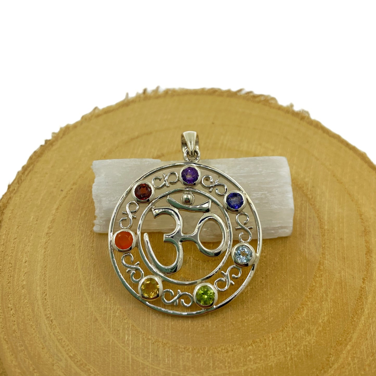Colgante OM con 7 Chakras
